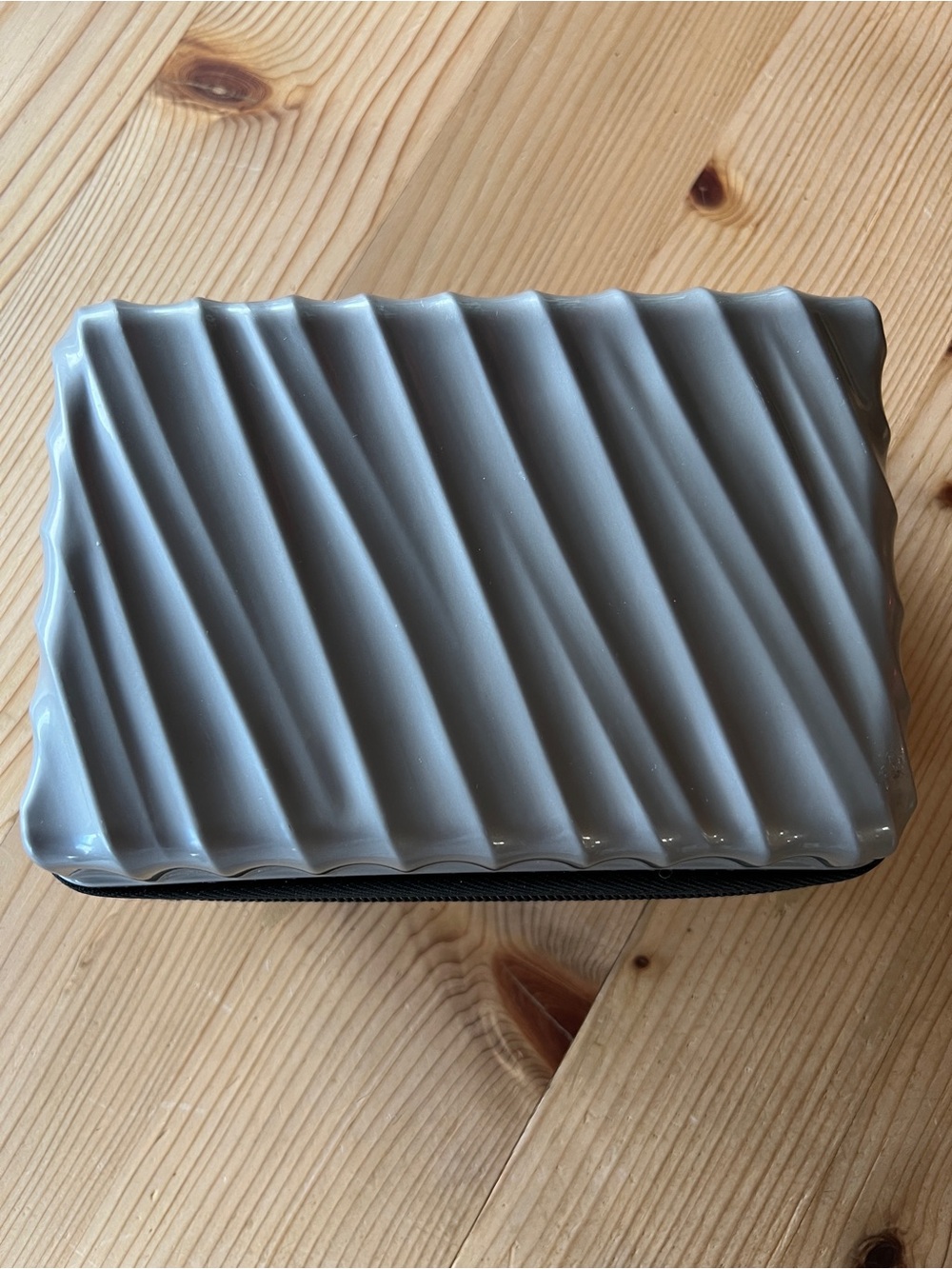 Tumi Silver-Gray Diagonal Ribbed Hard-Shell Pouch - Picture 2 of 8